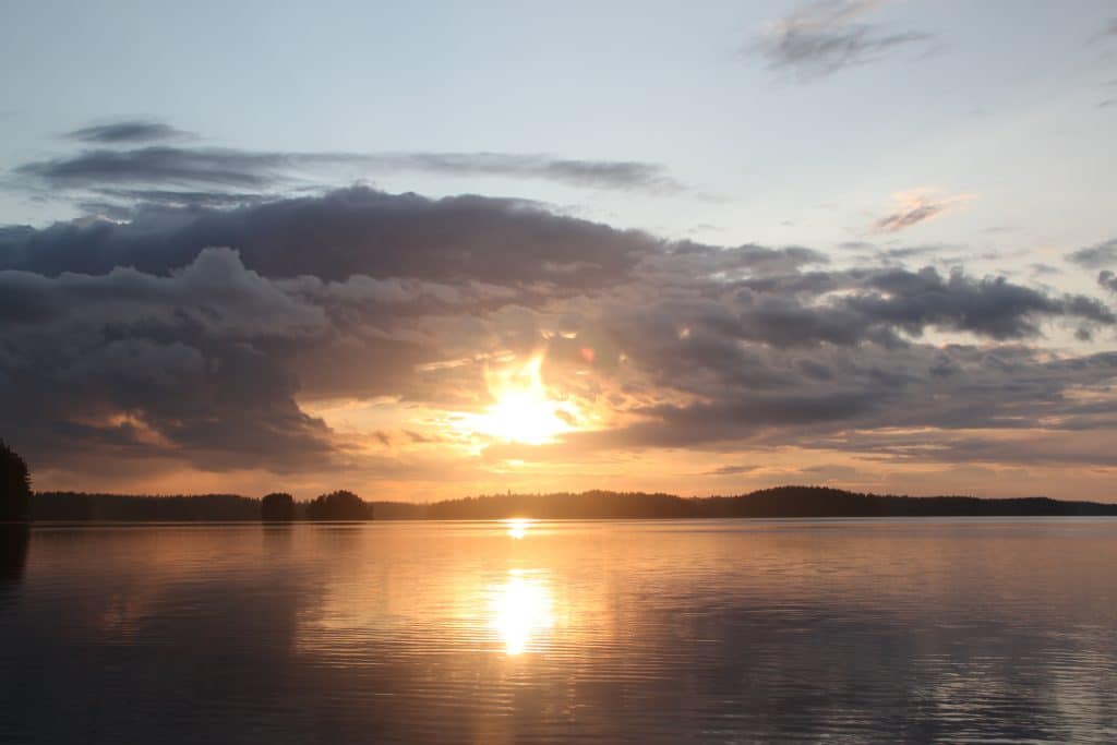 Auringonlasku järvellä. Aholan mökit Padasjoki.