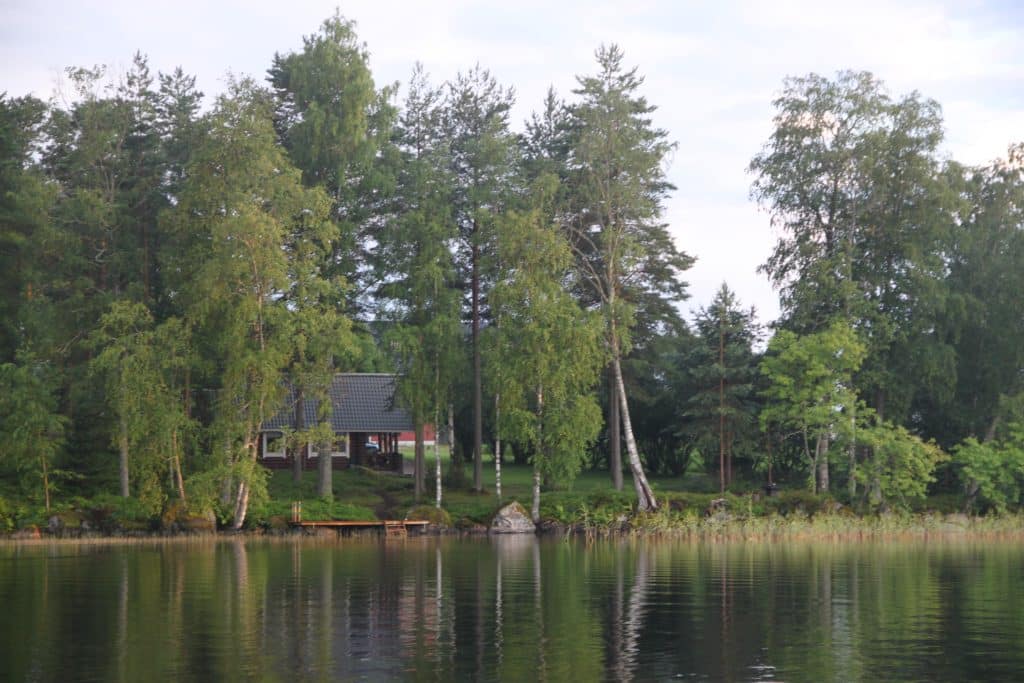 Mökki järveltä kuvattuna. Aholan mökit Padasjoki.