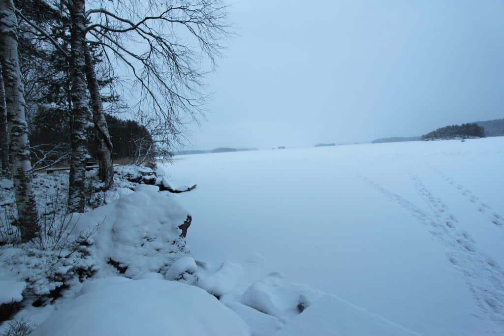 Jalanjälkiä järvenjäällä. Aholan mökit Padasjoki.