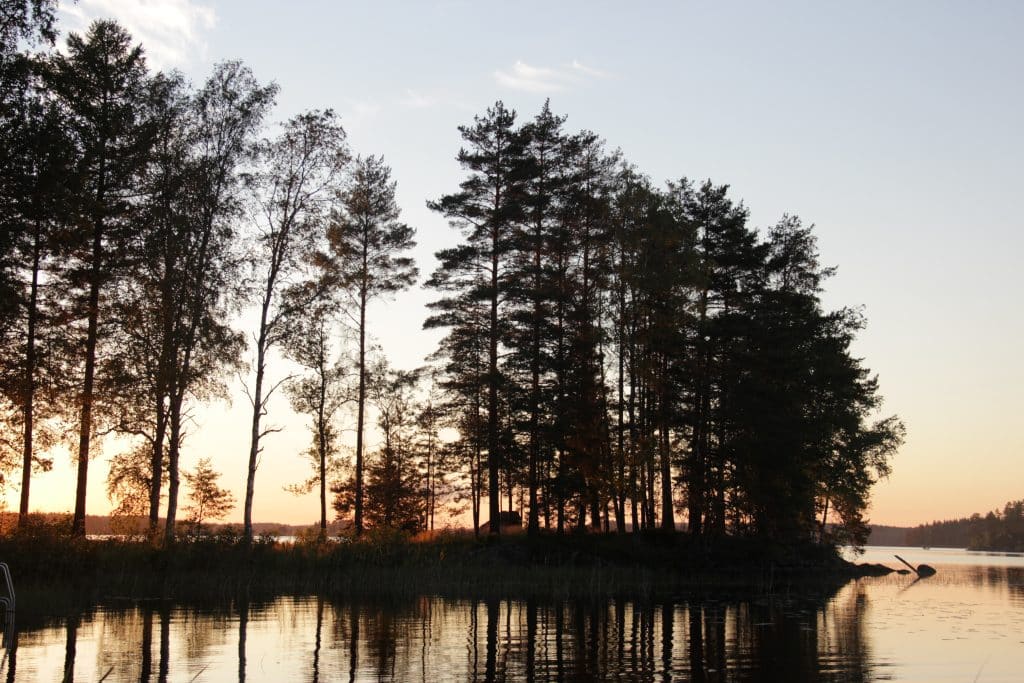 Järvimaisema. Aholan mökit Padasjoki.