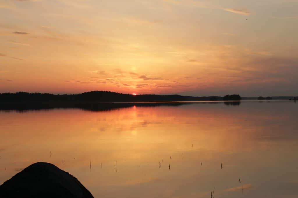 Auringonlasku järvellä. Aholan mökit Padasjoki.